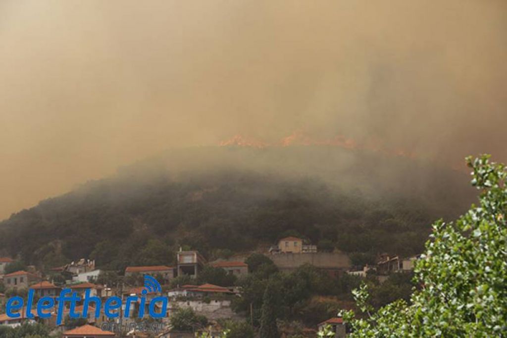 Διπλό μέτωπο φωτιάς στη Μεσσηνία – Κάηκαν σπίτια στο Καρνάσι – «Η κατάσταση είναι δύσκολη»