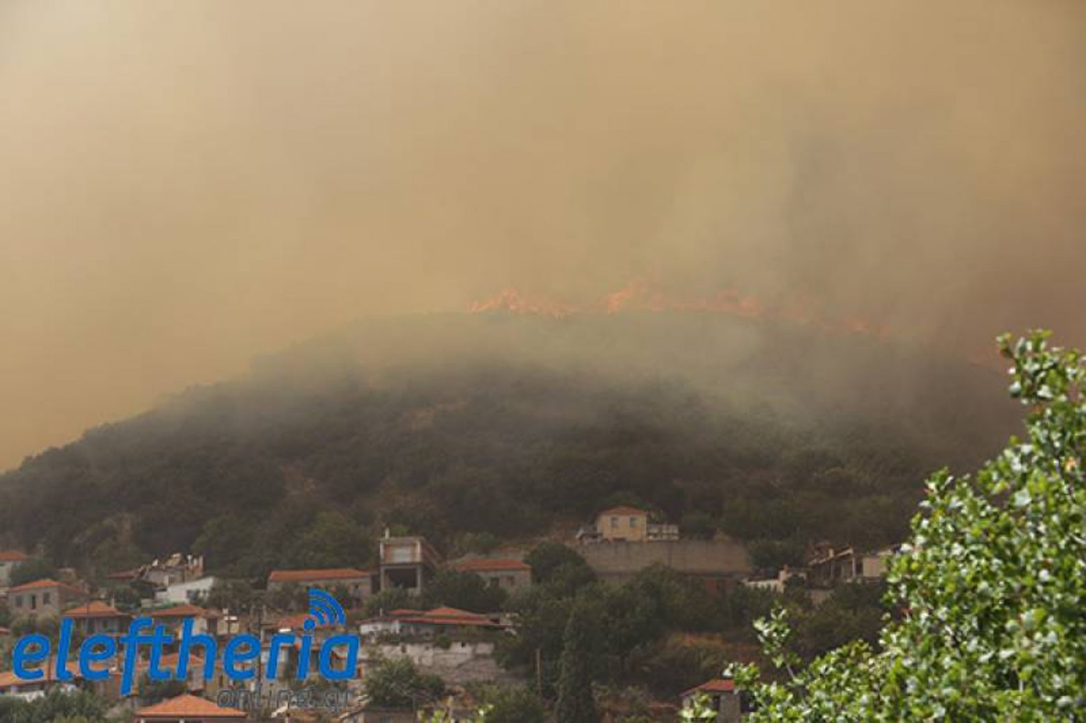Διπλό μέτωπο φωτιάς στη Μεσσηνία - Κάηκαν σπίτια στο Καρνάσι - «Η κατάσταση είναι δύσκολη»
