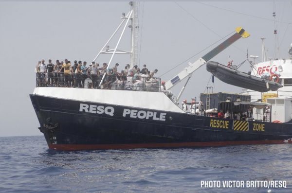Μετανάστες – Νέο θρίλερ στη Μεσόγειο – Διασώθηκαν 85 άτομα που ήταν σε ξύλινο πλεούμενο