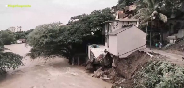 Μεξικό – Στο έλεος του τυφώνα Νόρα – Σπίτι γκρεμίζεται σαν τραπουλόχαρτο