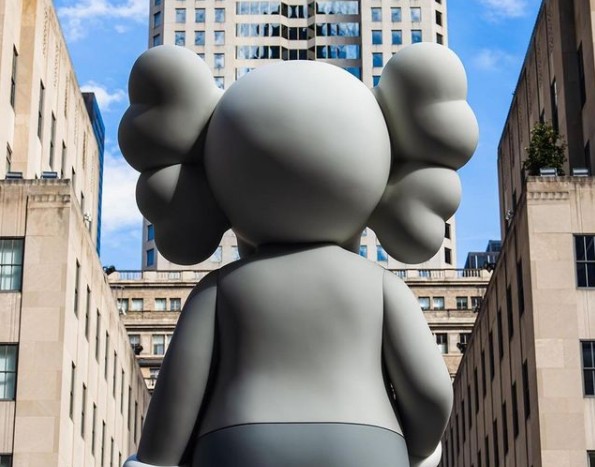 Toν Μίκυ Μάους θυμίζει γλυπό του KAWS που τοποθετήθηκε πάνω από το Rockefeller Center