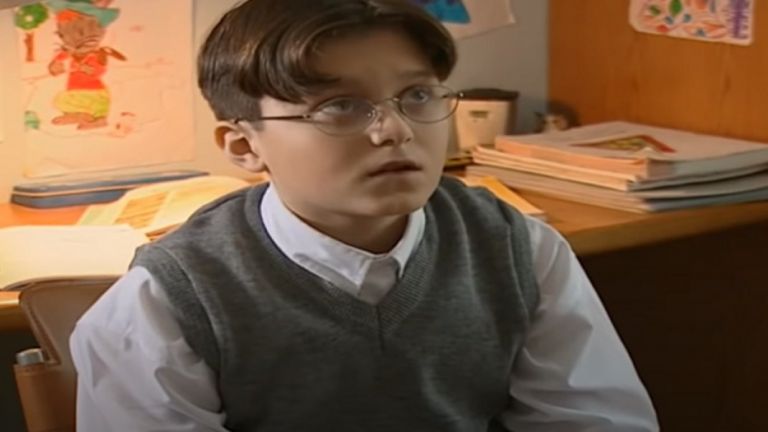 Θυμάστε τον καταπιεσμένο πιτσιρικά «Μιλτιάδη» από το «Είσαι το ταίρι μου»; Δείτε πώς είναι σήμερα