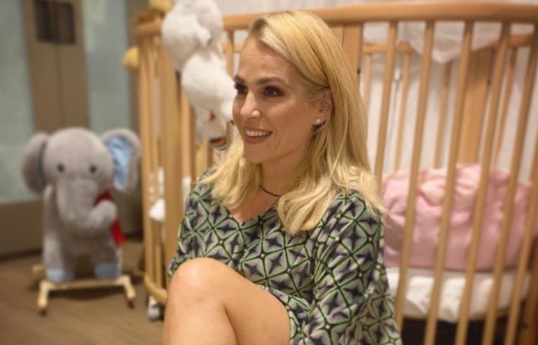 Τζένη Μπότση – Ξέγνοιαστες διακοπές στην Ικαρία με τη μικρή Αλίκη