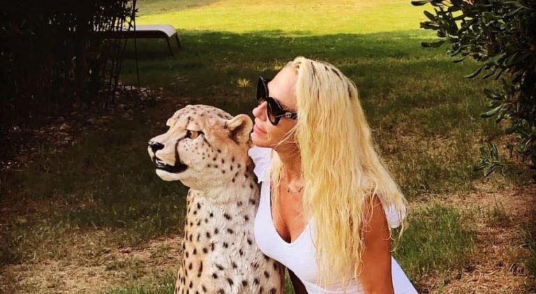 Μιρέλα Μανιάνι – Φωτογραφίζεται με κατακόκκινο μπικίνι και εντυπωσιάζει με το άψογο σώμα της