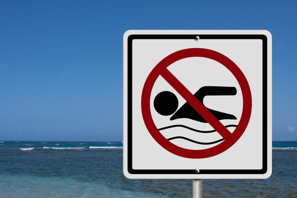 Χαλκιδική – Κολυμπούν κανονικά οι τουρίστες στη μολυσμένη παραλία – «Δεν μας ενημέρωσε κανένας»