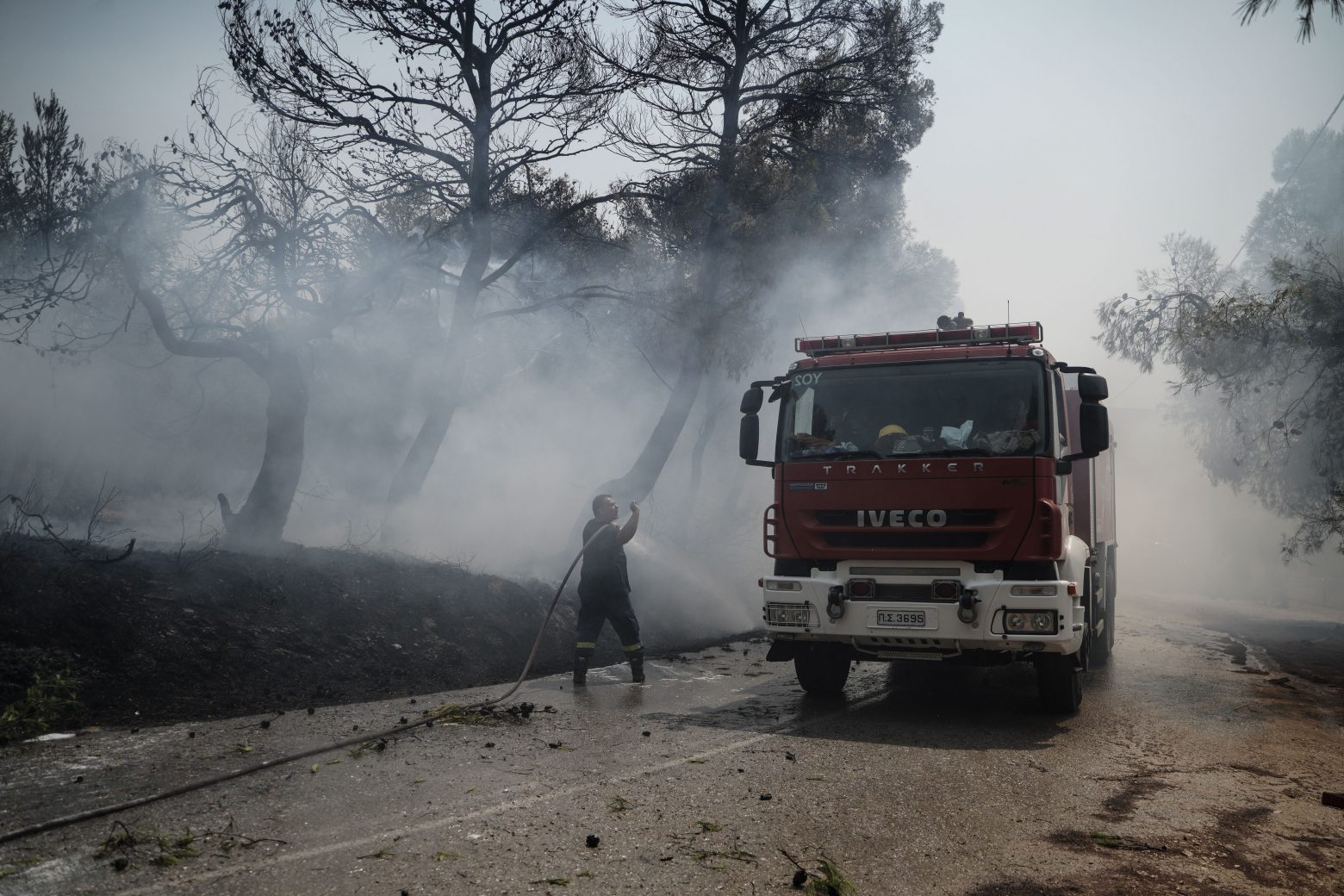 Φωτιά στη Βαρυμπόμπη - Πού έχει διακοπεί η κυκλοφορία