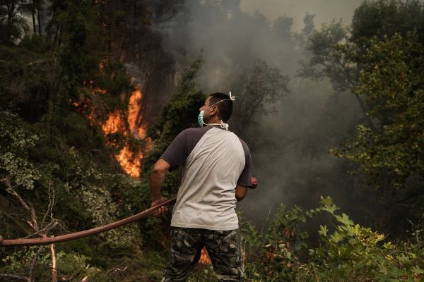 Έκτακτη ενημέρωση από τον Χαρδαλιά για τις πυρκαγιές