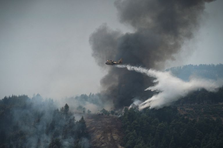 Φωτιά στην Εύβοια – Βίντεο από επιχείρηση διάσωσης ηλικιωμένων στην Παραλία Αχλάδι