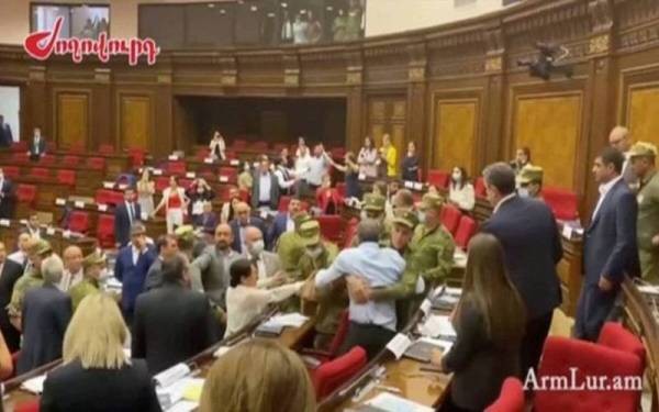 Αρμενία – Σκηνές απείρου κάλλους μέσα στη Βουλή – Πιάστηκαν στα χέρια