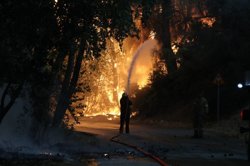 Χαρδαλιάς – 40 ενεργά μέτωπα σε όλη την Ελλάδα – Επικίνδυνη φωτιά σε τρία μέτωπα στη Βαρυμπόμπη