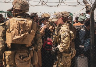 Αφγανιστάν – «Απίστευτα μεγάλο πλήθος στο αεροδρόμιο» – Χαμός και στο πέρασμα για Πακιστάν