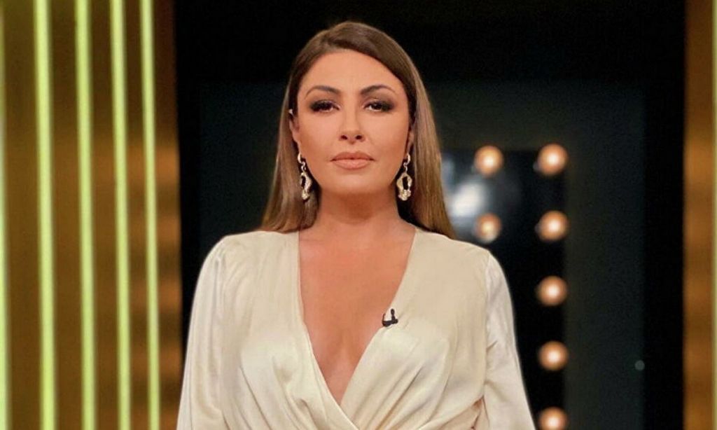 Έλενα Παπαρίζου – Τις σβήνει όλες ποζάροντας με το μαγιό της