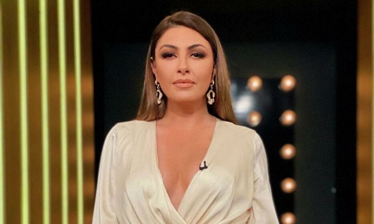 Έλενα Παπαρίζου – Τις σβήνει όλες ποζάροντας με το μαγιό της