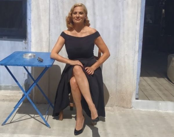 Στεφανία Παπαθωμά – Η Βιολέτα από τις Άγριες Μέλισσες όπως δεν την έχετε ξαναδεί