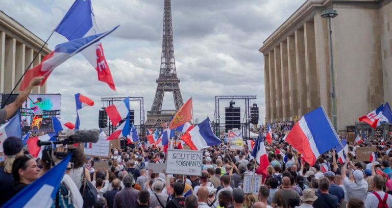 Κοροναϊός – Μαζικές διαδηλώσεις στη Γαλλία κατά του πιστοποιητικού εμβολιασμού