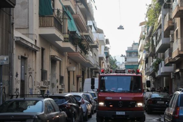 Φωτιά στα Πατήσια – Η έκρηξη τον εκσφενδόνισε από το διαμέρισμα
