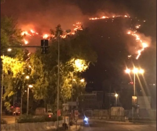 Συναγερμός στο Πέραμα – Μεγάλη πυρκαγιά κοντά στον οικιστικό ιστό στο Σχιστό