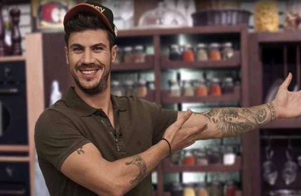 Άκης Πετρετζίκης – Φωτογραφίζεται με μαγιό αγκαλιά με τη σύντροφό του και το κορμί του είναι… όνειρο