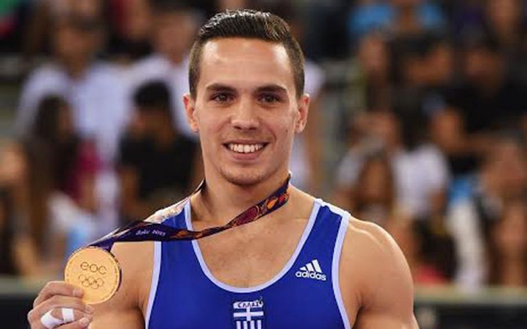 Ο Λευτέρης Πετρούνιας αγκαλιά με την μεγάλη του αγάπη