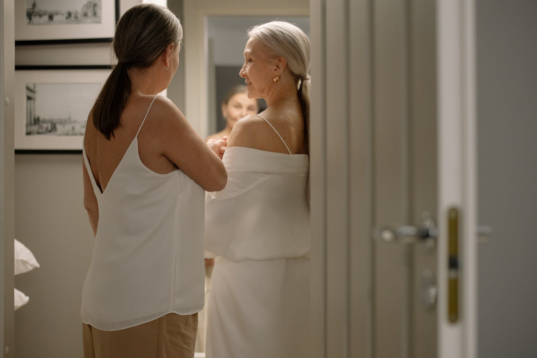 Πέντε διάσημες που άφησαν τα μαλλιά τους γκρίζα και λευκά