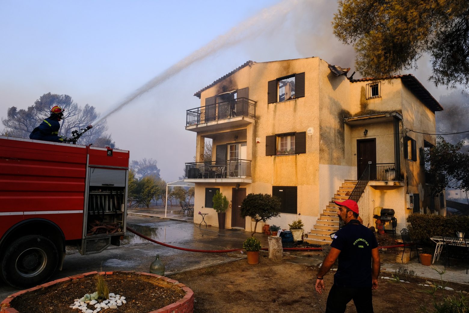 Φωτιά στη Βαρυμπόμπη - Πλιάτσικο στα καμένα καταγγέλλουν οι κάτοικοι