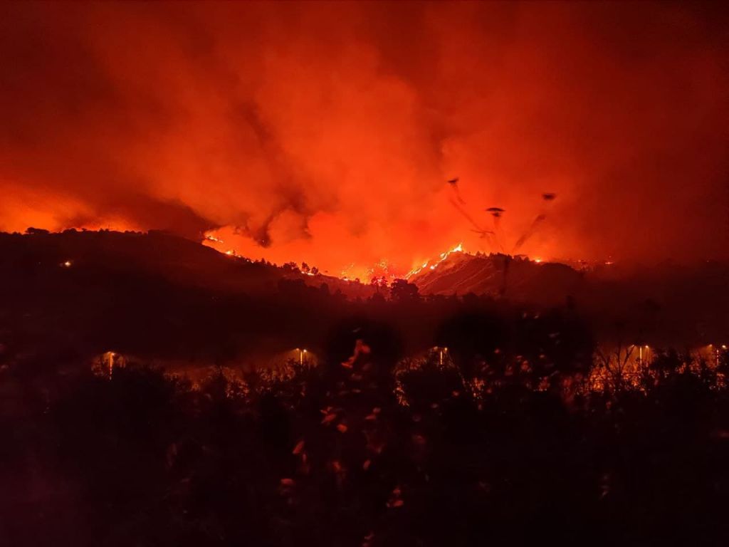 Δραματικές στιγμές – Εκκενώνονται Καπανδρίτι, Πολυδένδρι – «Κόκκινος συναγερμός» για τον Άγιο Στέφανο