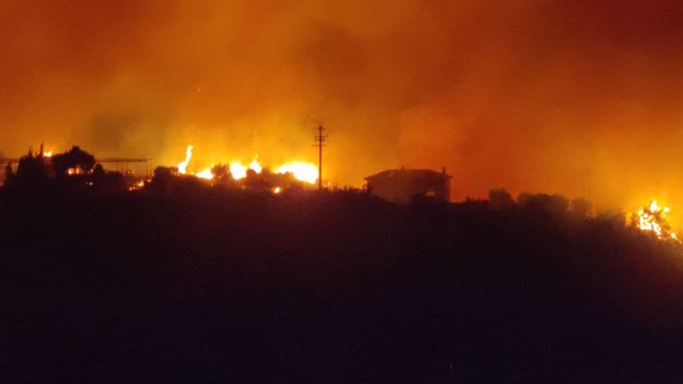 Πέρασε στην Εθνική Οδό η φωτιά στα διόδια Αφιδνών – Έλιωσε ο δρόμος