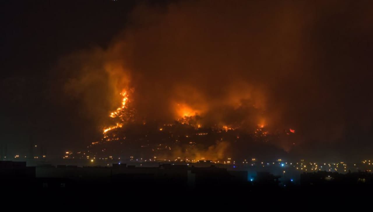 Συναγερμός στον Ασπρόπυργο - Μεγάλη πυρκαγιά κοντά σε βιοτεχνίες - Εκλεισε η Αττική Οδός