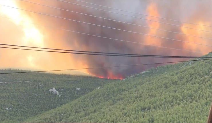Βίλια –  «Υπάρχουν ενδείξεις για εμπρησμό» καταγγέλλει ο δήμαρχος Μάνδρας
