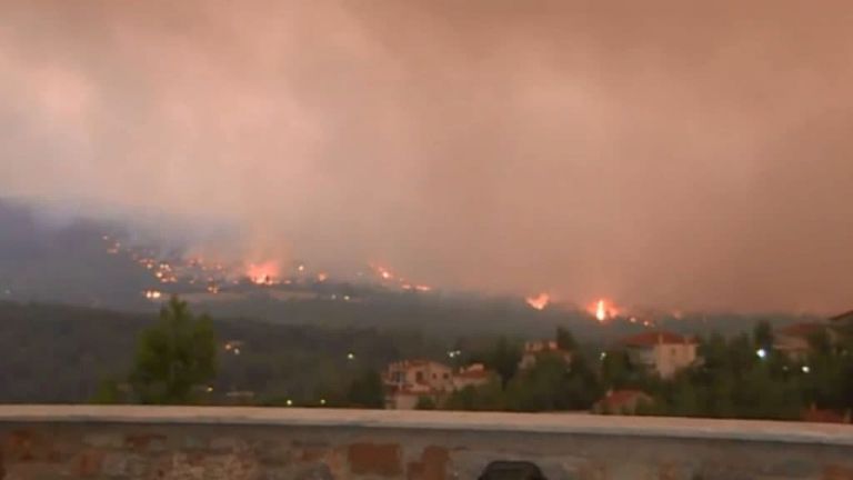 Βίντεο ντοκουμέντο από τις προσπάθειες των πυροσβεστών στα Βίλια