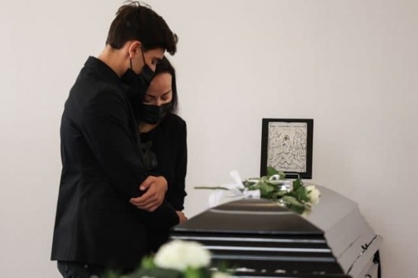 Άκης Τσοχατζόπουλος – Συγγενείς και φίλοι είπαν το τελευταίο «αντίο» στην κηδεία του