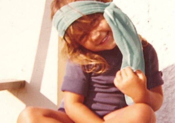 Αναγνωρίζετε το κοριτσάκι της φωτογραφίας που σήμερα είναι ταλαντούχα ηθοποιός;