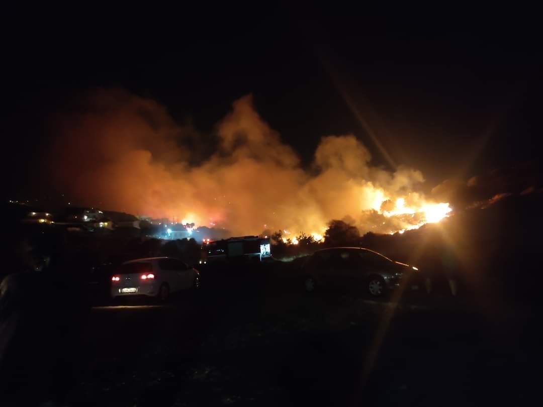 Συναγερμός στην Κερατέα – Πυρκαγιά κοντά σε οικιστικό ιστό στο Δασκαλειό – Διακοπή κυκλοφορίας