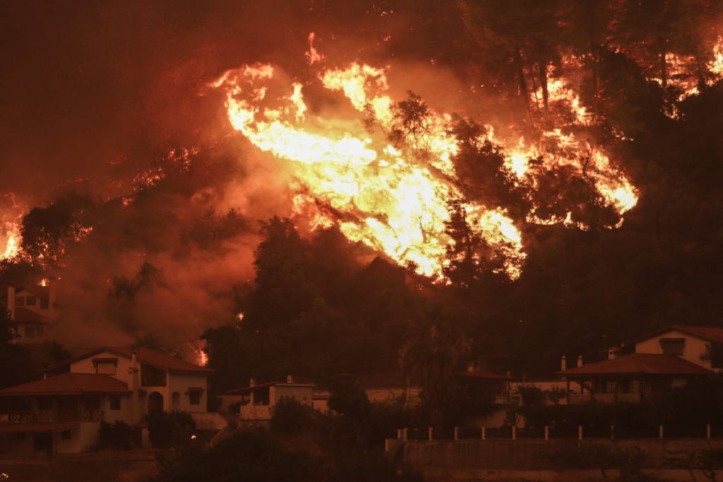 Εκτη νύχτα τρόμου στην Εύβοια – Βιβλική η καταστροφή στην Αττική – Η εικόνα στις υπόλοιπες πυρκαγιές