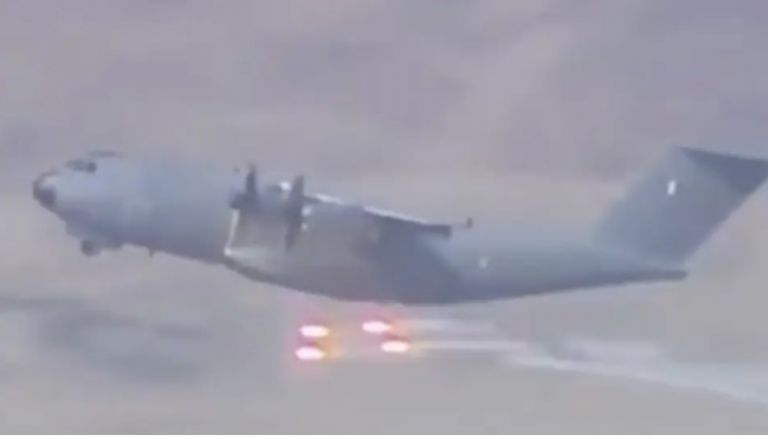 Αφγανιστάν – Αεροσκάφος ρίχνει φωτοβολίδες για να αποφύγει την κατάρριψη