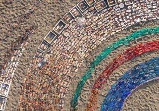 Γλυπτό αποτελείται από 4.760 σκουπίδια που μάζεψαν εθελοντές από παραλίες