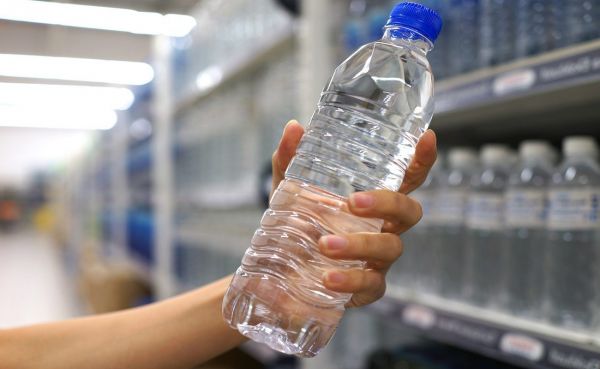 Μεγάλη προσοχή – Τι πρέπει να προσέχετε όταν αγοράζετε εμφιαλωμένο νερό