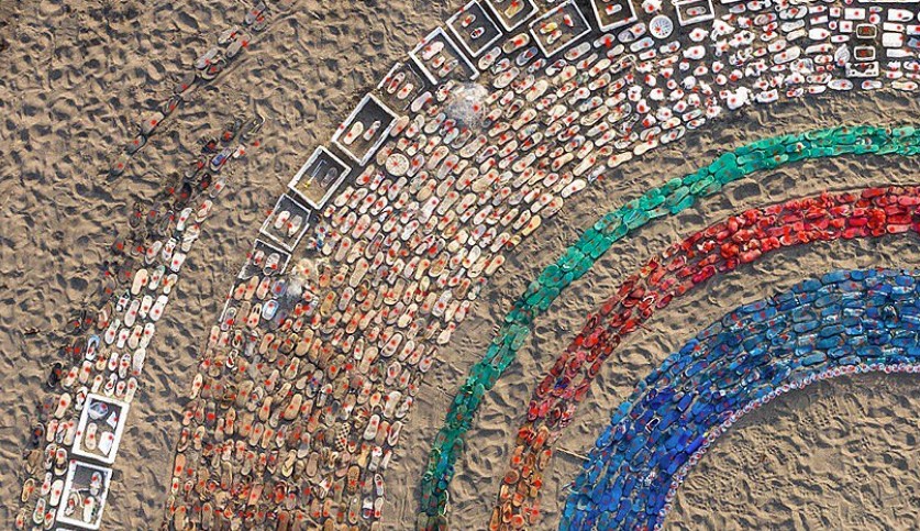 Γλυπτό αποτελείται από 4.760 σκουπίδια που μάζεψαν εθελοντές από παραλίες