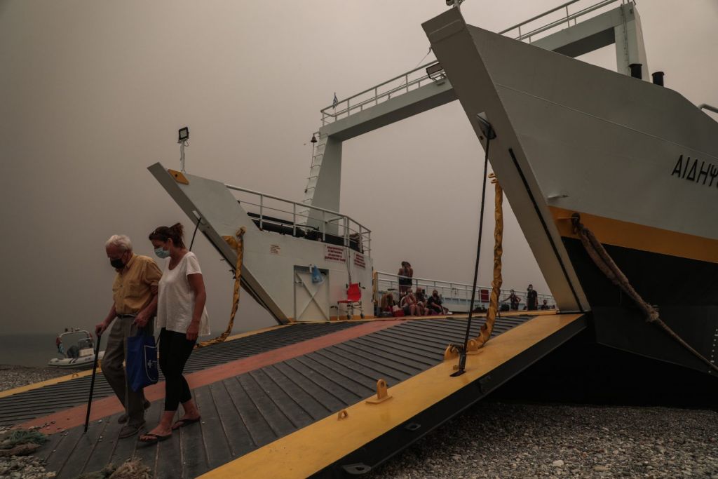 Φωτιές στην Ελλάδα – Πού και πόσοι πολίτες διασώθηκαν με πλωτά μέσα