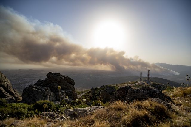 Φωτιά στη Βαρυμπόμπη - Σηκώθηκαν τα εναέρια μέσα - Εικόνες ολέθρου