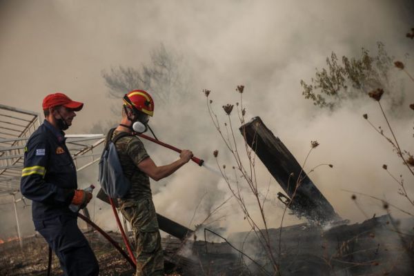 H viral φωτογραφία από το πύρινο μέτωπο – Φαντάρος προσφέρει πρώτες βοήθειες σε πυροσβέστη