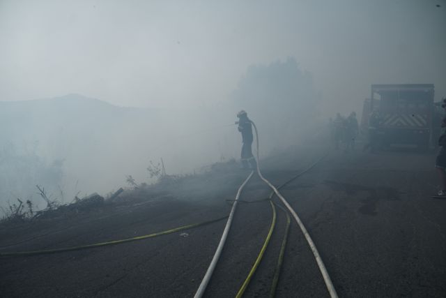 Φωτιές – Συνεχής η μάχη με τις αναζωπυρώσεις σε Πελοπόννησο και Εύβοια