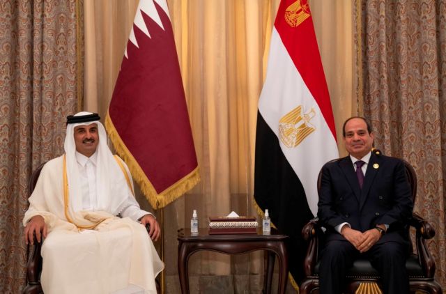 Ιράκ – Πρώτη συνάντηση μετα από τέσσερα χρόνια του αιγύπτιου προέδρου αλ Σίσι με τον εμίρη του Κατάρ αλ Θάνι
