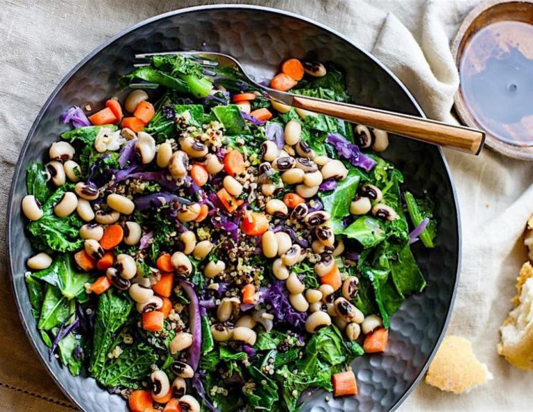 Δροσερή σαλάτα με κινόα και φασόλια