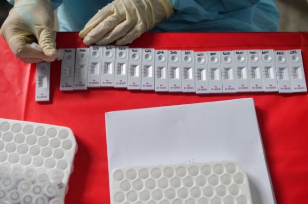 Υποχρέωση για δύο rapid tests την εβδομάδα στους ανεμβολίαστους εργαζόμενους
