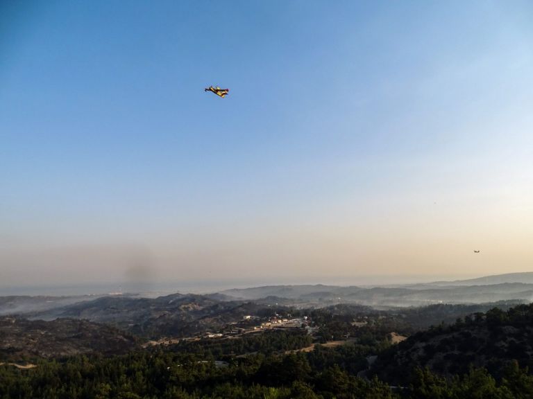 Ρόδος: Σε εξέλιξη η μάχη για την κατάσβεση της πυρκαγιάς