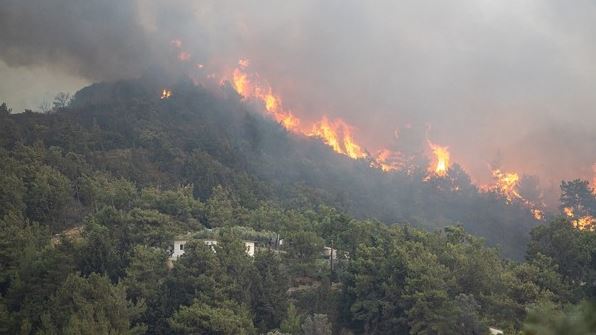 Ρόδος - Μάχη με τις αναζωπυρώσεις σε όλο το μέτωπο της φωτιάς