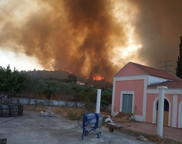 Ανεξέλεγκτη η φωτιά στη Ρόδο – Xωρίς ρεύμα όλο το νησί – Μήνυμα του «112» και εκκένωση οικισμών