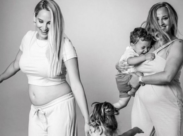 Οι αδελφές Πανταζή ποζάρουν σε προχωρημένη εγκυμοσύνη