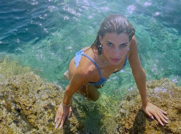 Ιωάννα Σαρρή – Το «κορμί» του GNTM ποζάρει μόνο με το πουκάμισό της και τρελαίνει το ανδρικό κοινό